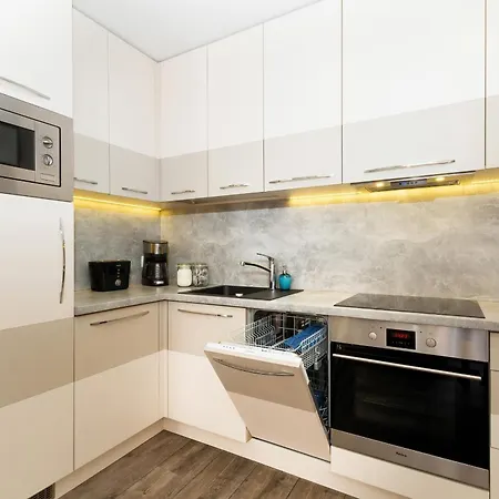 Stunning 2 Bedroom & Motlawa River View In By Renters Apartament
