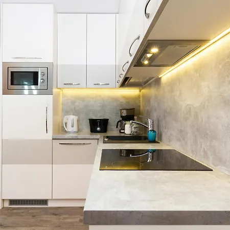 Stunning 2 Bedroom & Motlawa River View In By Renters 아파트